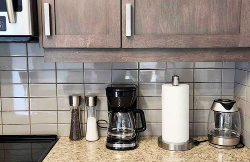 Winona House | Modern 3 Bedroom Townhouse w/Parking and Office