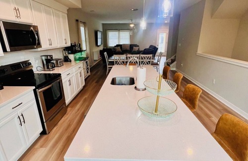 Issue House | Modern 3-bedroom house in Colonial Beach with access to pool and private hot tub