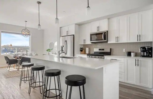 Southeast Calgary House | Modern 3Bed~Close to Spruce Meadows and Mountains