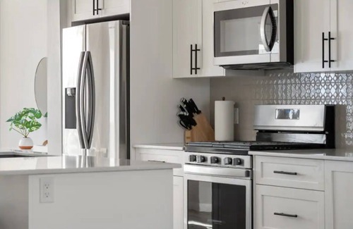 Southeast Calgary House | Modern 3Bed~Close to Spruce Meadows and Mountains