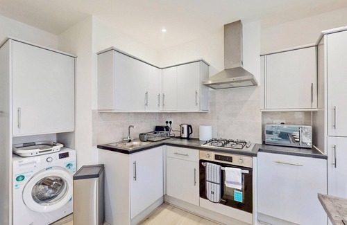 Hillside Apartment | Modern 3BR APT,25 Min to AELTC Tennis Championship