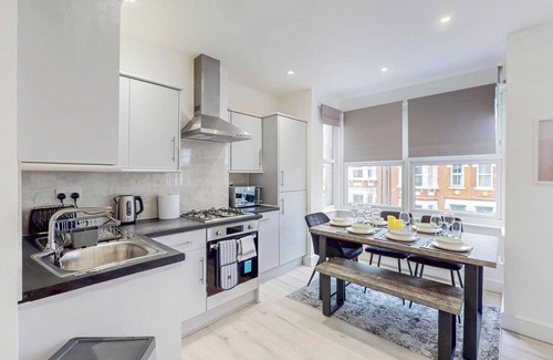 Hillside Apartment | Modern 3BR APT,25 Min to AELTC Tennis Championship