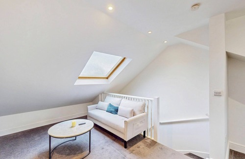 Hillside Apartment | Modern 3BR APT,25 Min to AELTC Tennis Championship