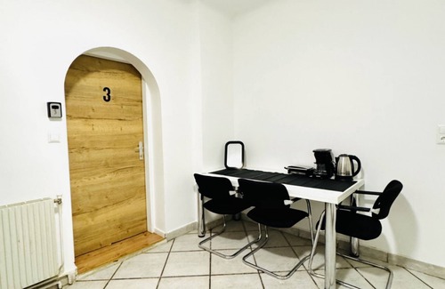 Meidling Apartment | Modern 3BR Apt with Private Garden | Sleeps 10