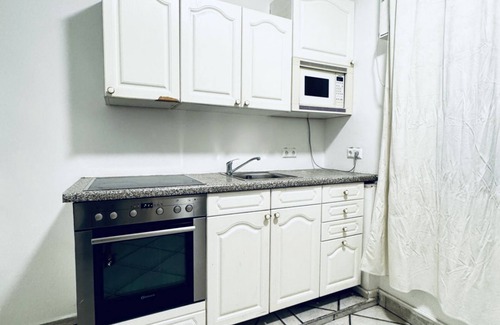 Meidling Apartment | Modern 3BR Apt with Private Garden | Sleeps 10