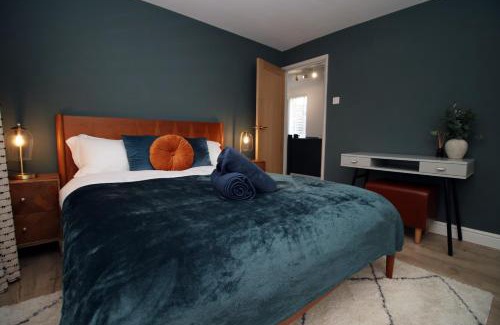 Newton St Loe House | Modern 3BR Bath Home, Sleeps 5, Driveway Parking, Families & Contractors
