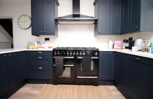 Newton St Loe House | Modern 3BR Bath Home, Sleeps 5, Driveway Parking, Families & Contractors