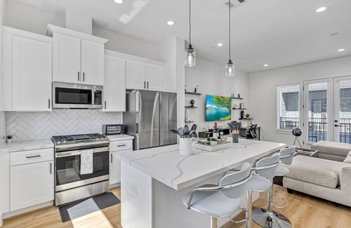 South Central Houston House | Modern 3BR Home w/Spa, Balcony, Near Med Center
