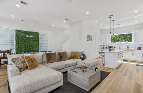 South Central Houston House | Modern 3BR Home w/Spa, Balcony, Near Med Center