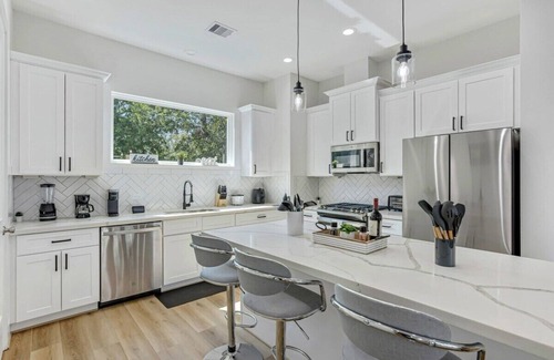 South Central Houston House | Modern 3BR Home w/Spa, Balcony, Near Med Center