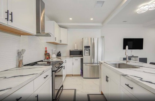 Cleveland House | Modern 3BR Home, Yard, Pet Friendly, BBQ Grill & Free Parking