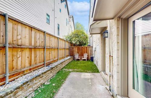 Oak Lawn Villa | Modern 3BR Townhome in Uptown Dallas with Rooftop & Skyline Views
