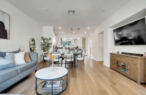 California Terraces House | Modern 3BR w/AC + Office & EV Charger – Near border, Sesame Place & Amphiteater