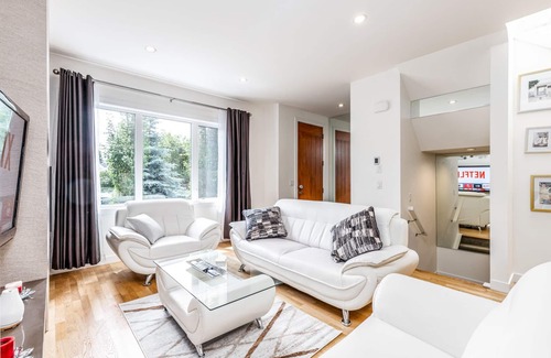 Kensington House | Modern 4 BDR Property, Trendy Kensington, close to Downtown, parks, pubs, shops