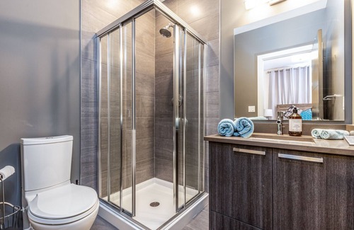 Kensington House | Modern 4 BDR Property, Trendy Kensington, close to Downtown, parks, pubs, shops
