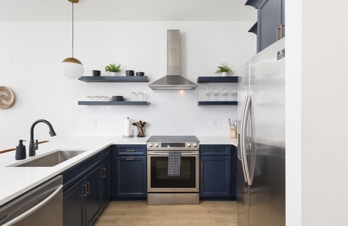 Cleveland Park Condo | Modern 4 Bed Space in Walkable Area -3 Miles to Downtown