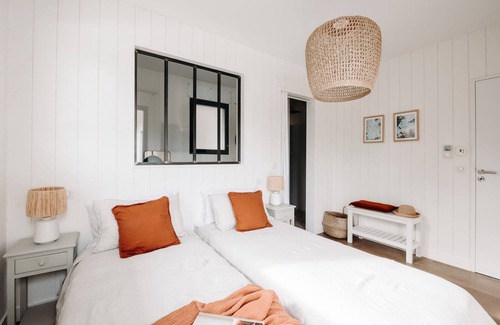 Bassin d'Arcachon Nord Villa | Modern 4 bedroom 4 bathroom villa with pool and air conditioning