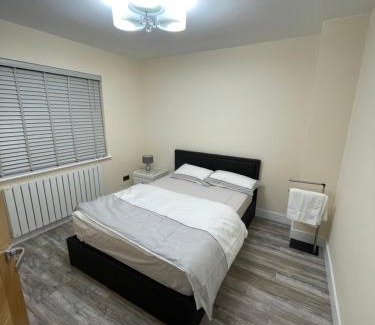 Hillingdon East House | Modern 4-bedroom entire house with Garden
