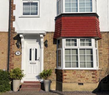 Hillingdon East House | Modern 4-bedroom entire house with Garden