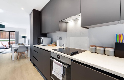 Slough House | Modern 4 Bedroom House 03 With Parking in Farnham Royal, Slough