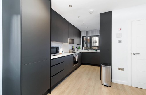 Slough House | Modern 4 Bedroom House 03 With Parking in Farnham Royal, Slough