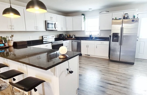 Richmond House | Modern 4 Bedroom Home, 6 mins away from Downtown