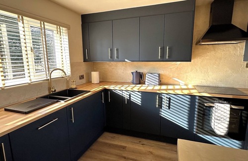 Olton House | Modern 4-bedroom house - Fast WIFI, NEC, HS2, B'ham Airport, Park Access