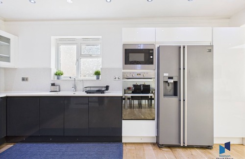 Coulsdon West House | Modern 4 Bedroom Spacious House with Garden and Free Parking