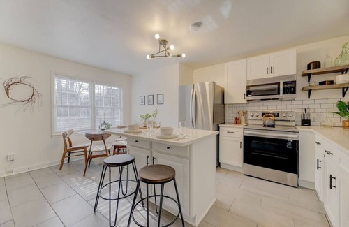 Earlewood Condo | Modern 4 BR Apt - Mins to USC, ZOO & Ft Jackson