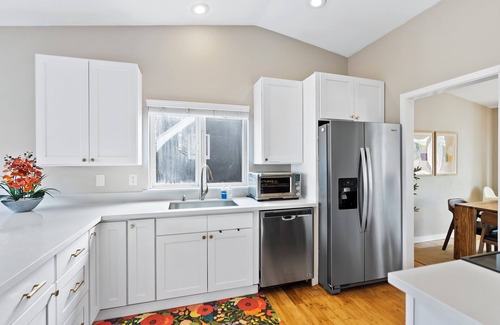 Whittier Heights House | Modern 4BD house in Ballard - walkable, central AC, family & pet-friendly