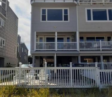 Chic's Beach House | Modern 4bdr Oceanfront home