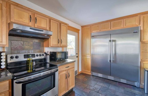Vernon House | Modern 4BR Alberta Arts WalkScore 99