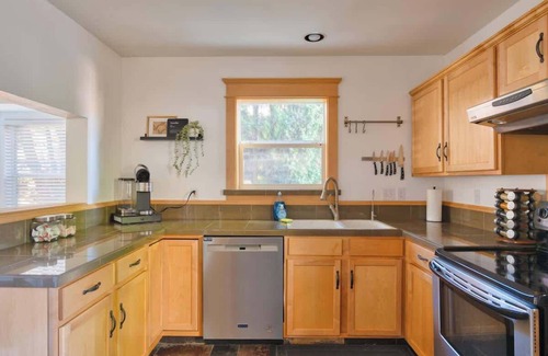 Vernon House | Modern 4BR Alberta Arts WalkScore 99