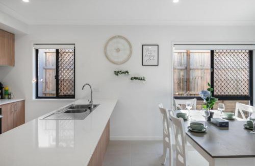 Ripley House | Modern 4BR Family Home in Quiet Ripley Location