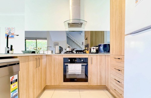 Huntingdale House | Modern 4BR Home in Central Oakleigh East