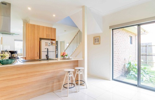 Huntingdale House | Modern 4BR Home in Central Oakleigh East