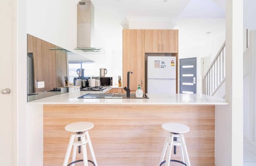 Huntingdale House | Modern 4BR Home in Central Oakleigh East
