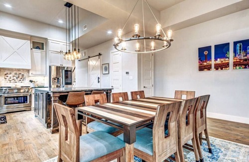 Old East Dallas House | Modern 4BR Home I Ping Pong I Near Downtown Dallas I Mins to Bars/Restaurants