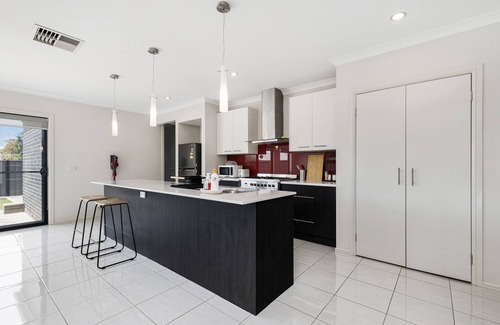 Point Cook House | Modern 4BR house perfect for family getaway
