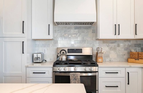 Forest House | Modern 4BR Oasis - Main Level Master + 2 King Beds