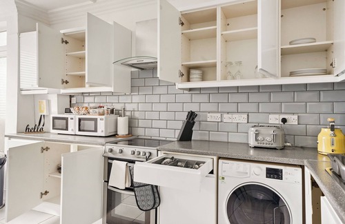 Luton House | Modern 4BR Victorian Home near Luton Airport
