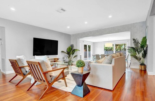 Poinsettia Heights House | Modern 4BR Villa with Pool - Outdoor amenities - WFH
