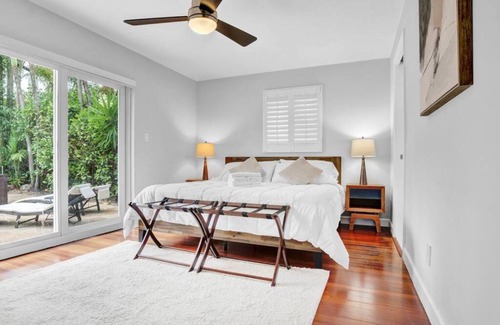 Poinsettia Heights House | Modern 4BR Villa with Pool - Outdoor amenities - WFH