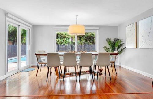 Poinsettia Heights House | Modern 4BR Villa with Pool - Outdoor amenities - WFH
