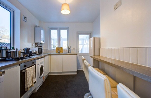 Colchester House | Modern 5 Bed 3 Bath House in Colchester
