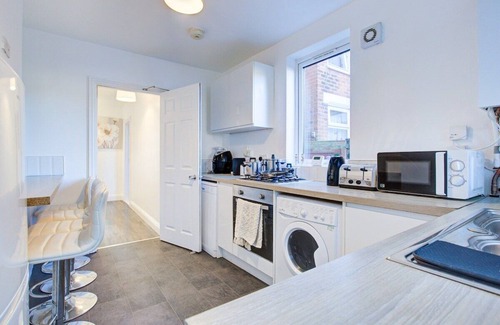 Colchester House | Modern 5 Bed 3 Bath House in Colchester