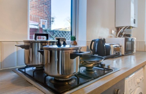 Colchester House | Modern 5 Bed 3 Bath House in Colchester