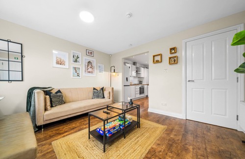 East End House | Modern 5 Bed Townhouse with Free Parking
