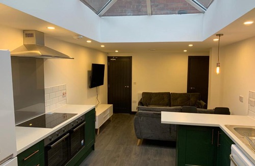 Coventry House | Modern 5 bedroom all en-suite house in Coventry