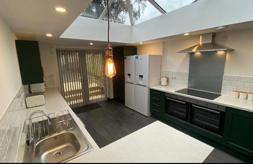 Coventry House | Modern 5 bedroom all en-suite house in Coventry